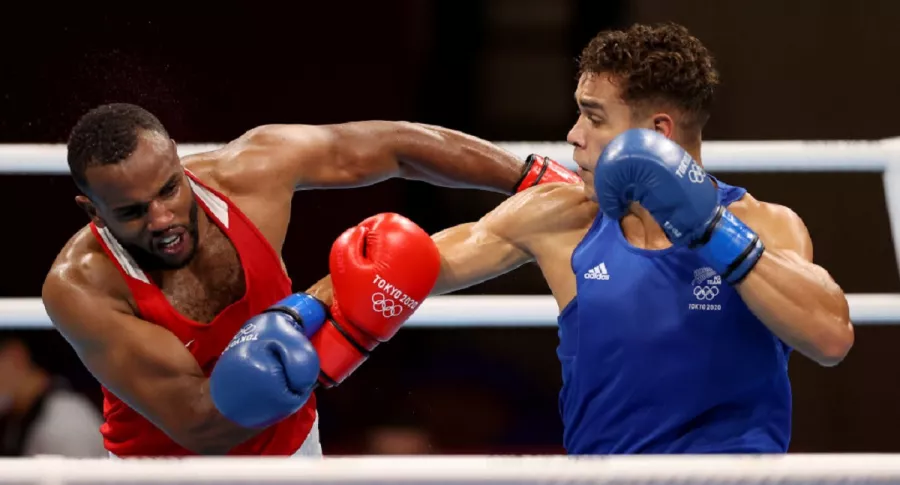 Imagen de Baalla (rojo) en Juegos Olímpicos Tokio 2020; el boxeador quedó afuera al morder a rival