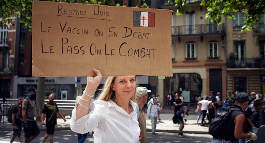 Despedirán a empleados que no estén vacunados, en Francia