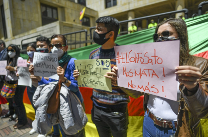 Imagen de ciudadanos que protestan para pedir que se prohíba uso del glifosato en Colombia