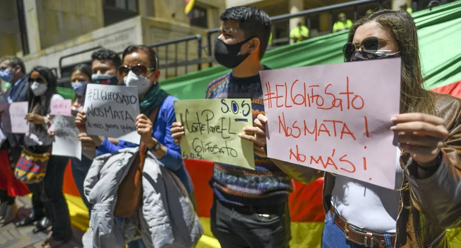 Imagen de ciudadanos que protestan para pedir que se prohíba uso del glifosato en Colombia