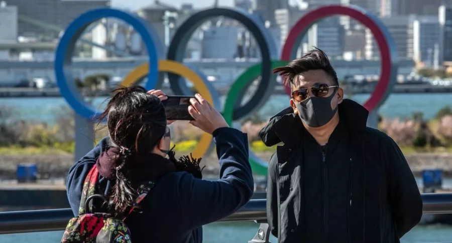 Persona en Tokio, donde se desarrollan los Juegos Olímpicos, que rompió récord en casos diarios de COVID-19