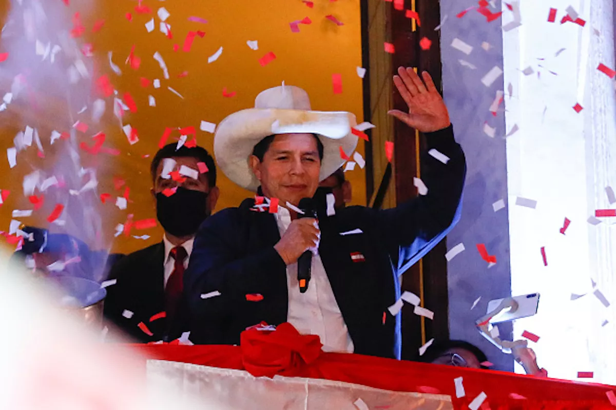 Pedro Castillo jura como presidente de Perú y anuncia “grupos de autocuidado”