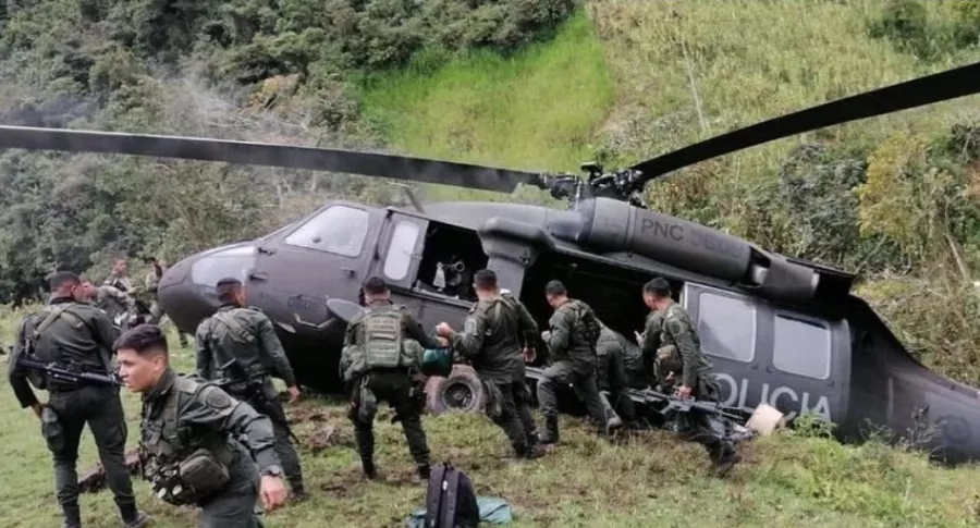 Imagen del helicóptero de la Policía que aterrizó de emergencia en Ituango