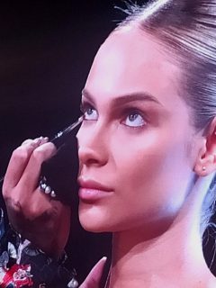 César Mushi en master class de Avon en Colombiamoda 2021, a propósito de que contó qué está 'in' y óut' en tendencias de maquillaje.