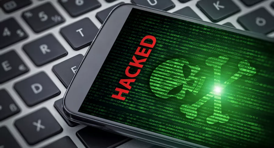 Foto de celular con imagen de hackeo, en nota de señales que indican que un dispositivo pudo ser hackeado o espiado.
