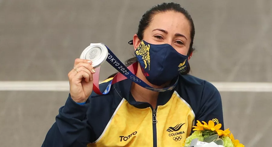 Mariana Pajón posa con la plata en BMX de los Juegos Olímpicos de Tokio 2020.
