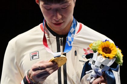 Cheung Ka Long recibiendo medalla, por la que abuchearon himno en Hong Kong