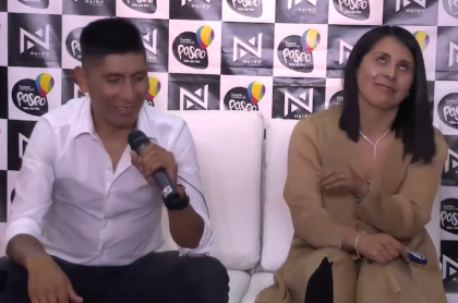 Nairo Quintana molesta a su esposa Yeimi Hernández y demuestra que la ama mucho.