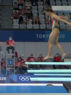 Momento en que la atleta mexicana Arantxa Chávez hace un clavado en Juegos Olímpicos