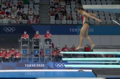 Momento en que la atleta mexicana Arantxa Chávez hace un clavado en Juegos Olímpicos