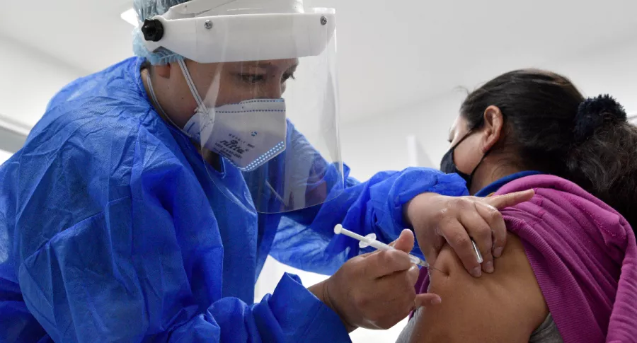 Foto de vacuna a persona, en nota de respuesta de Gobierno de Colombia sobre vacunas contra COVID-19.