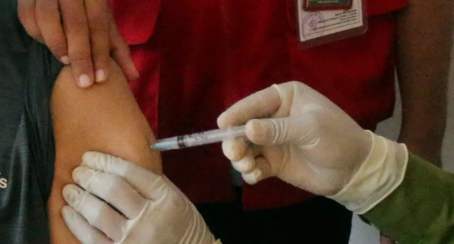 Imagen de vacuna que ilustra nota; COVID-19: colegios Estados Unidos pagarán a empleados por vacunarse