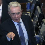 Álvaro Uribe pide referendo para disminuir Congreso, luego de que revivieran curules de paz