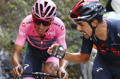 Egan Bernal y Daniel Martínez, quienes no sufrieron lesiones graves luego de su caída en etapa 1 de la Vuelta a Burgos