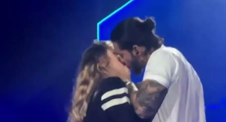 Maluma besando a fanática en concierto, algo que le criticaron en televisión española
