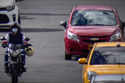 Moto y carros en Colombia, a propósito de dónde comprar el Soat con descuento, en Bancolombia, Alkosto, y más.