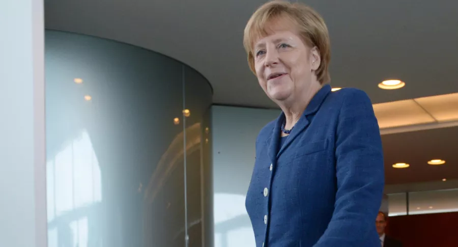 Giorgio Armani elogia estilo de vestir de canciller alemana Angela Merkel