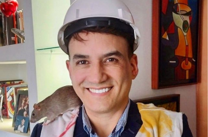 Sergio Barbosa con su mascota, una rata. 