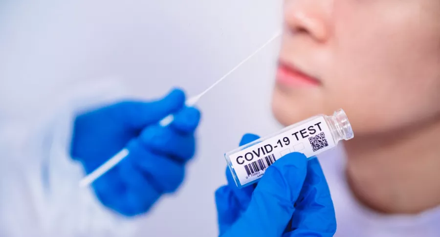 Prueba de COVID-19 ilustra nota sobre que el mundo ya supera los 200 millones de casos de coronavirus