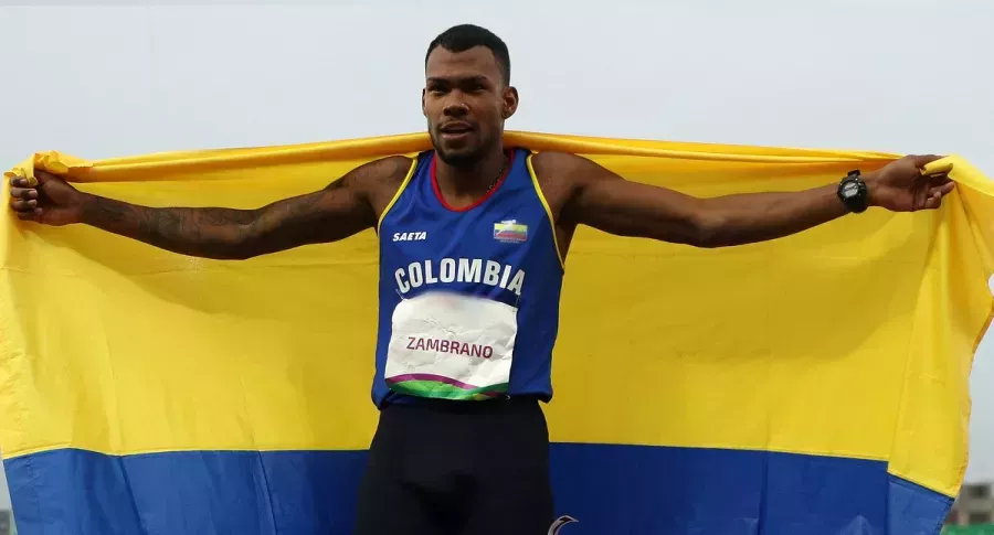 Anthony Zambrano con la bandera de Colombia, a propósito de quién es él y carrazos que ha exhibido en Instagram.