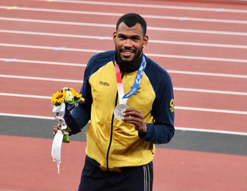 La sonrisa del atleta con la medalla/ Comité Olímpico Colombiano