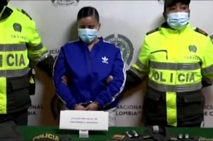Imagen de la mujer capturada por usar prendas de la Policía en Bogotá