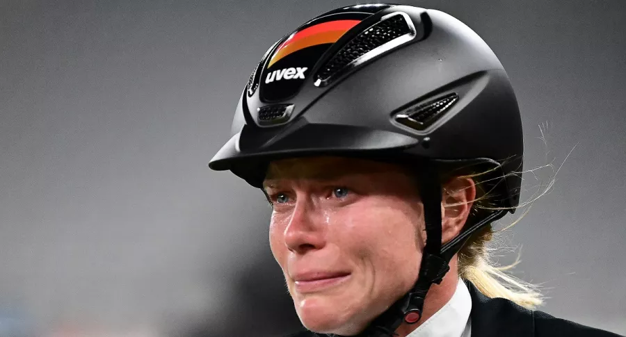 Kim Raisner, entrenadora alemana, fue expulsada de los Juegos Olímpicos de Tokio 2020 por golpear a un caballo. 