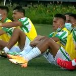 Jugadores de Nacional protestaron tirándose al piso y el que resultó atacado fue Win Sports