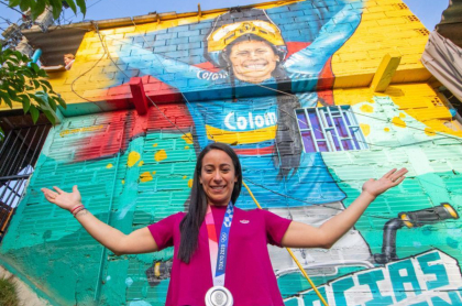 Foto Mariana Pajón, con su mural en Medellín en homenaje que le rindieron.
