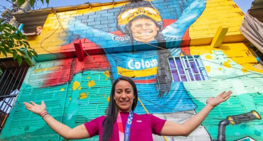 Foto Mariana Pajón, con su mural en Medellín en homenaje que le rindieron.