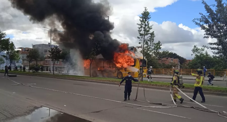 Le prendieron fuego a bus en Suba (Bogotá) en enfrentamientos con Esmad