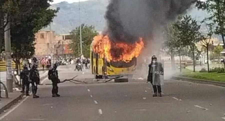Un bus cero emisiones del SITP fue incinerado este lunes en Suba, tras una protesta.