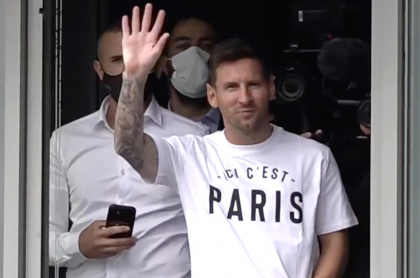 Lionel Messi llega a París y saluda a la afición del PSG. Imagen del argentino.