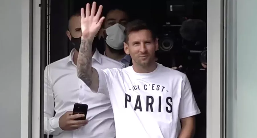 Lionel Messi llega a París y saluda a la afición del PSG. Imagen del argentino.