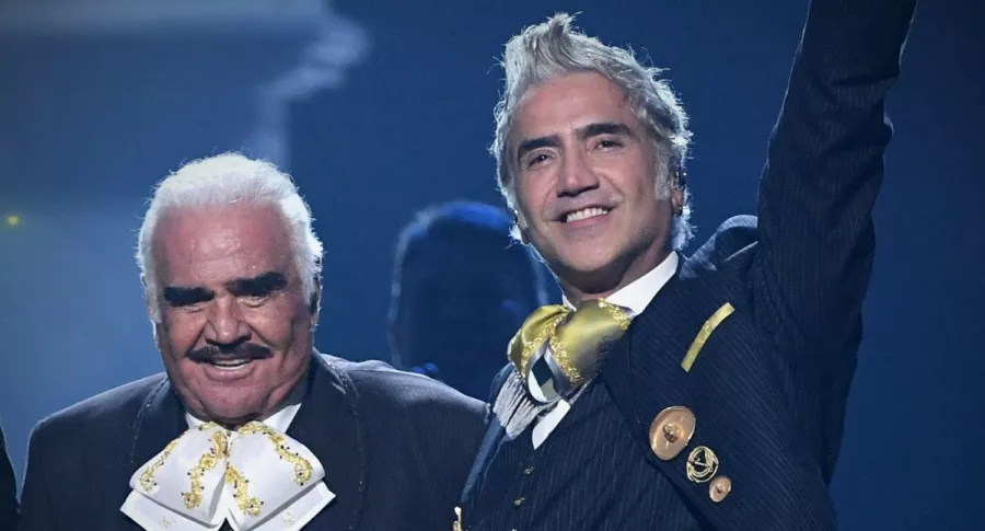 Vicente Fernández y Alejandro Fernández en los Latin Grammy 2019, a propósito de sentido mensaje del 'Potrillo' a su padre, que sigue hospitalizado.