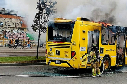 Imagen del bus de Transmilenio vandalizado en Suba, y por el que la Policía ofrece 20 millones de recompensa por los responsables