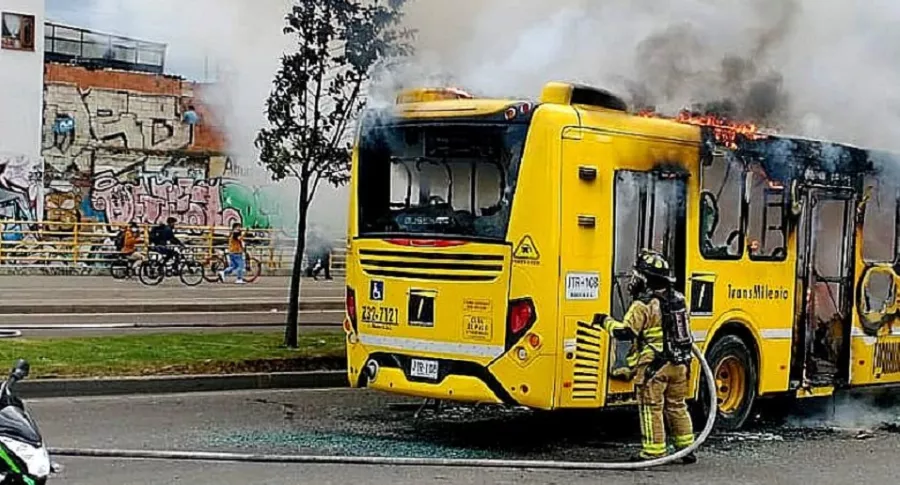 Imagen del bus de Transmilenio vandalizado en Suba, y por el que la Policía ofrece 20 millones de recompensa por los responsables