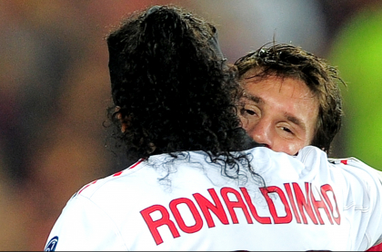 Qué le dijo Ronaldinho a Lionel Messi por su llegada al PSG. Imagen de los 2 jugadores.