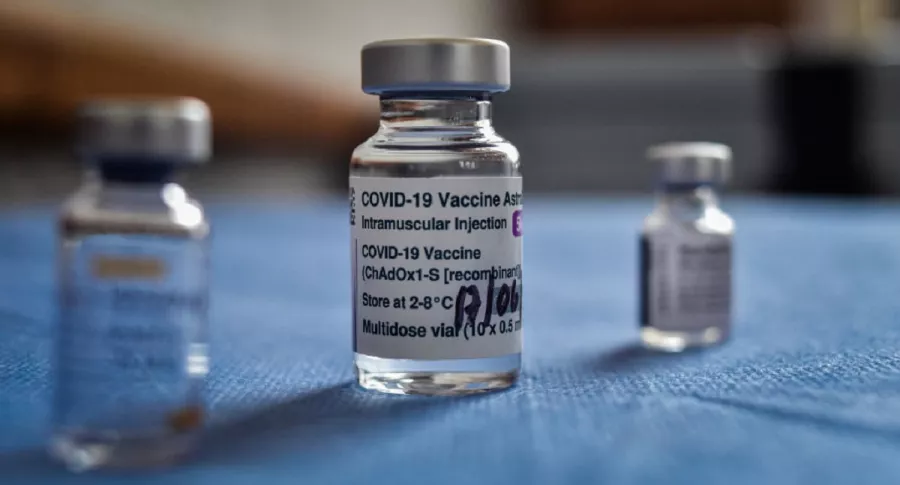 Viales de AstraZeneca y Pfizer, vacunas que se aplican actualmente en Colombia.