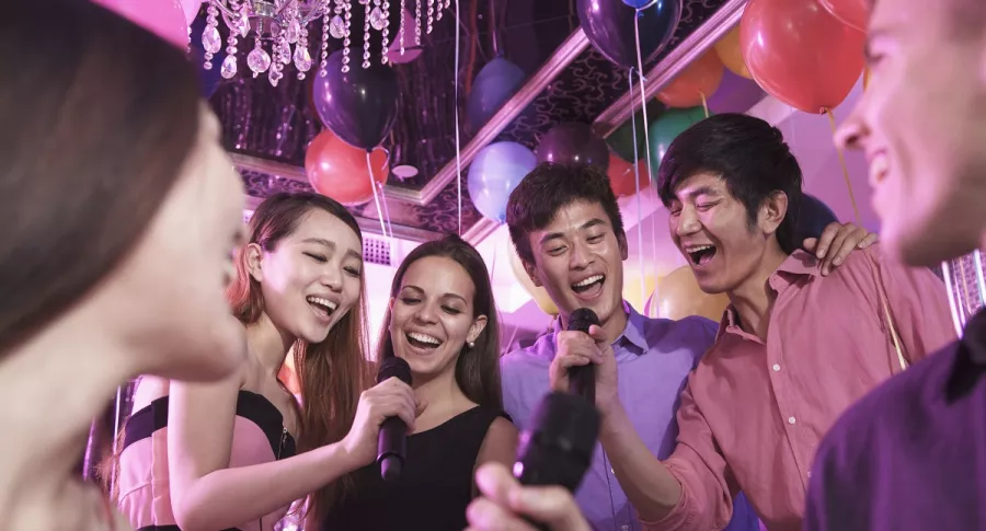 Imagen de karaoke que ilustra nota; China prohíbe varias canciones en karaokes por seguridad nacional.