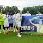 [Video] Yerry Mina cogió a calvazos a Richarlison al felicitarlo por su medalla de oro