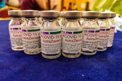 Viales de la vacuna para el COVID-19 de AstraZeneca.