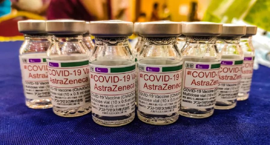 Viales de la vacuna para el COVID-19 de AstraZeneca.