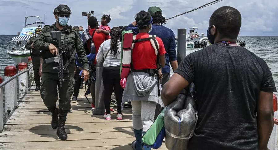 Imagen de migrantes en Necoclí ilustra artículo Panamá y Colombia ponen cuotas para trasladar migrantes irregulares hacia EE.UU.