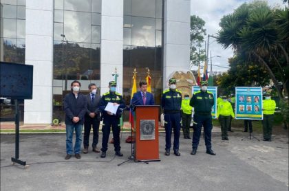 Rueda de prensa donde la Policía presentó el cartel con las 15 personas más buscadas en Bogotá