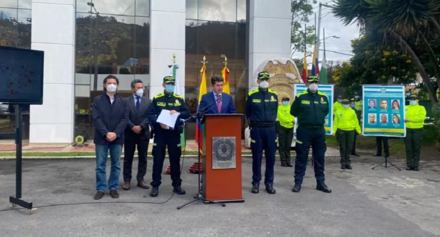 Rueda de prensa donde la Policía presentó el cartel con las 15 personas más buscadas en Bogotá