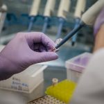 Colombianos enfermos de coronavirus siguen bajando y la positividad en contagios también