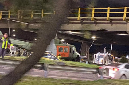 Un helicóptero que era transportado en una cama baja no alcanzó a pasar bajo el puente de la 116 en Bogotá.