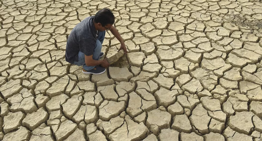 Imagen de hombre que mira las grietas del lecho seco del lago Hanna en el valle de Urak, a unos 15 km de Quetta ilustra artículo Calentamiento global: julio, mes más caluroso jamás registrado en el planeta