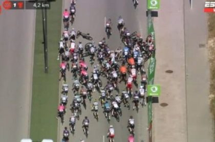 Video de la fuerte caída masiva en la tercera etapa de la Vuelta a España 2021. Varios pedalistas terminaron en el suelo.